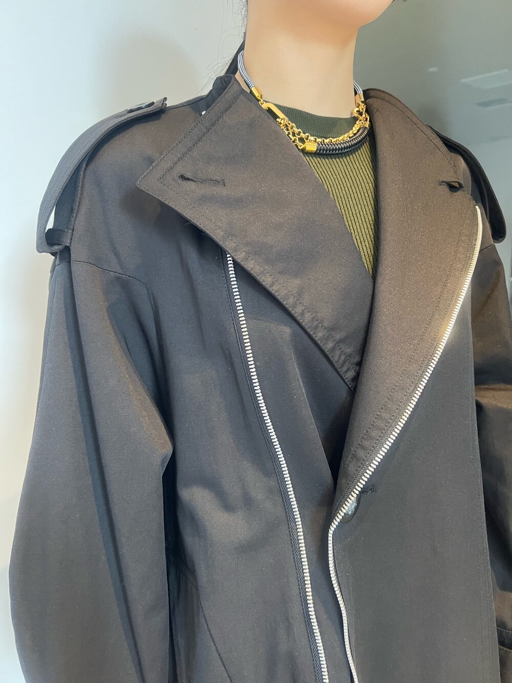 ブラック系のトレンチコート、ベージュ系のその他パンツ、ベージュ系のブーツを着用したレディースの冬コーディネートの4枚目の写真