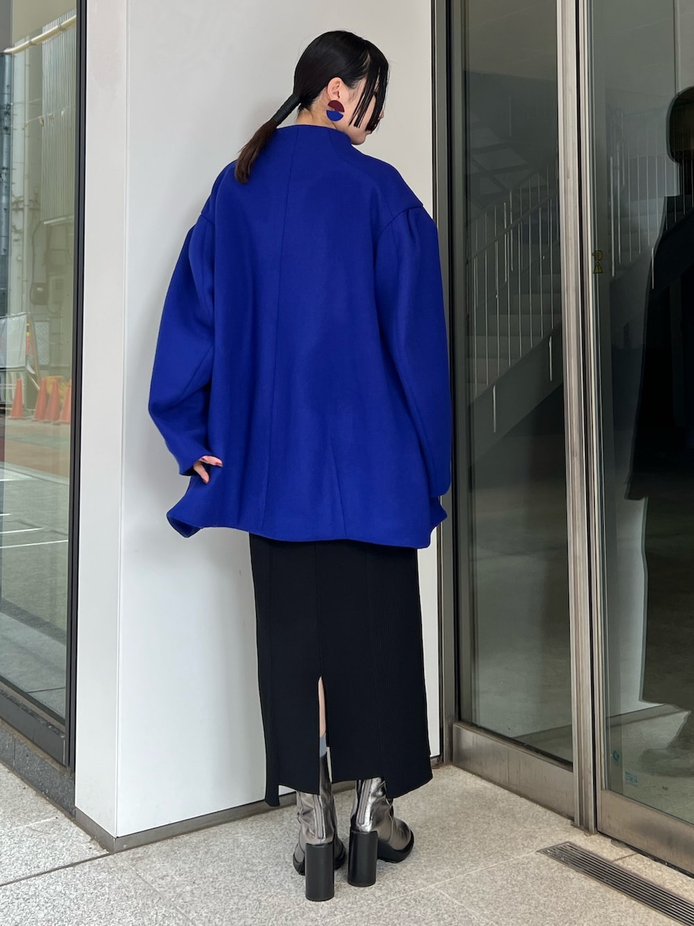 ブルー系のその他アウター、ブラック系のワンピース、シルバー系のブーツを着用したレディースの秋コーディネートの2枚目の写真