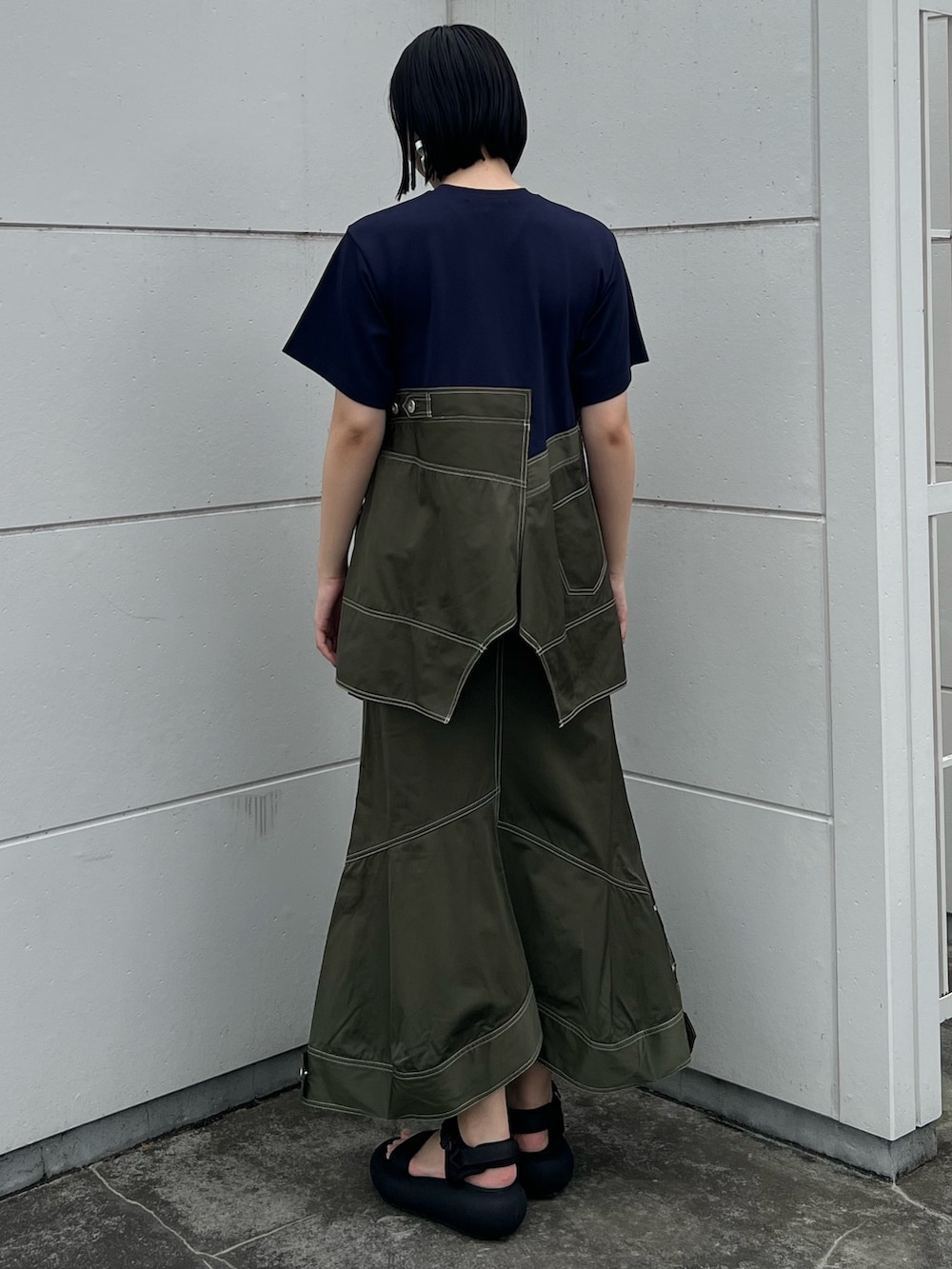 グリーン系のTシャツ/カットソー、グリーン系のスカートを着用したレディースの夏コーディネートの2枚目の写真