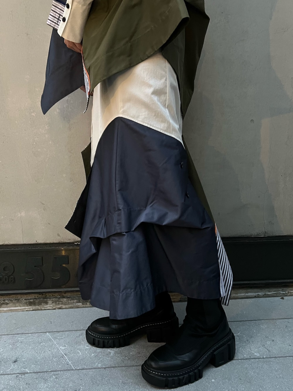 その他のシャツ/ブラウス、その他のスカート、ブラック系のブーツを着用したレディースの冬コーディネートの7枚目の写真