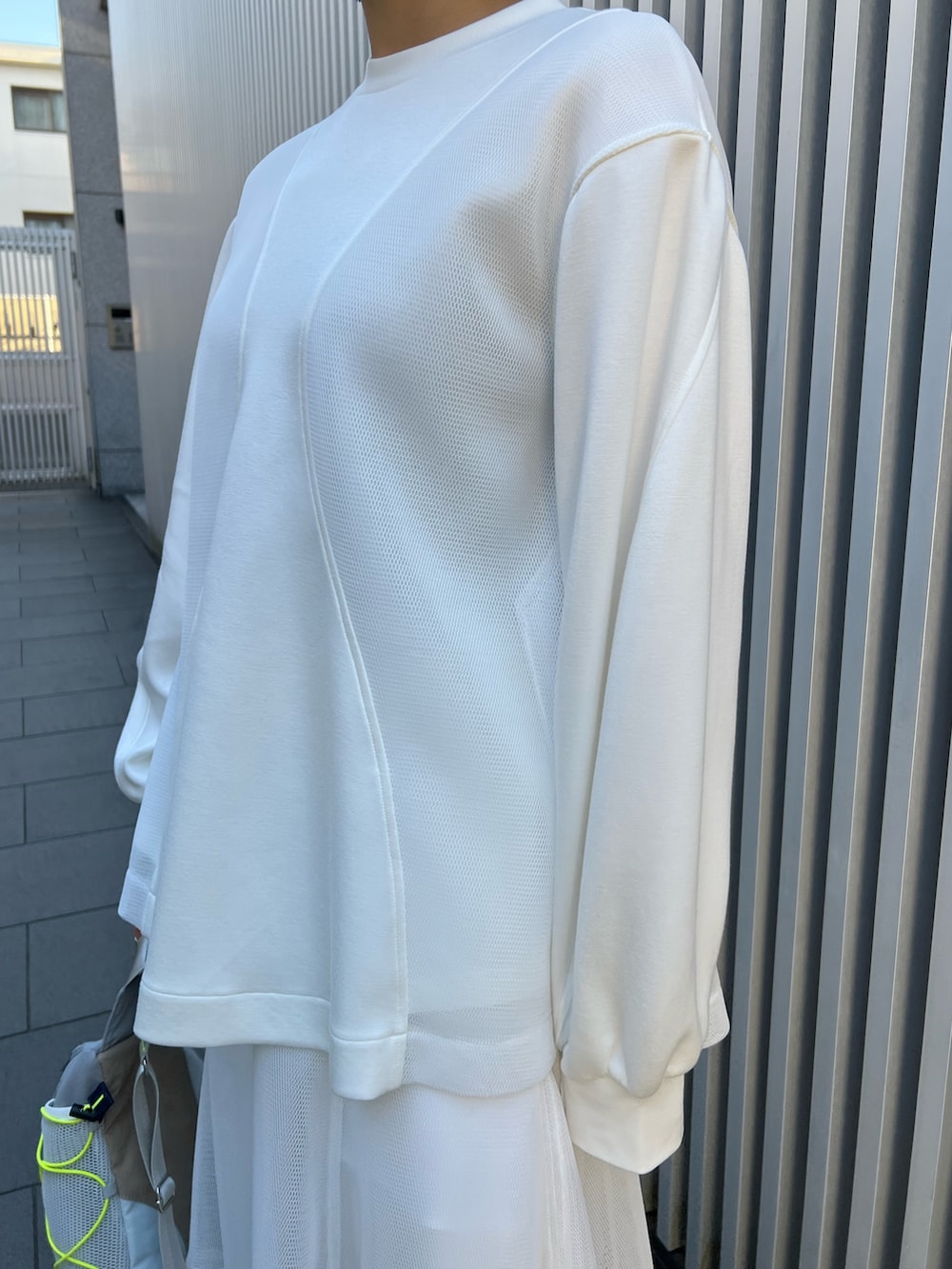ベージュ系のボディバッグ/ウエストポーチ、ホワイト系のTシャツ/カットソー、ホワイト系のスカートを着用したレディースの冬コーディネートの4枚目の写真