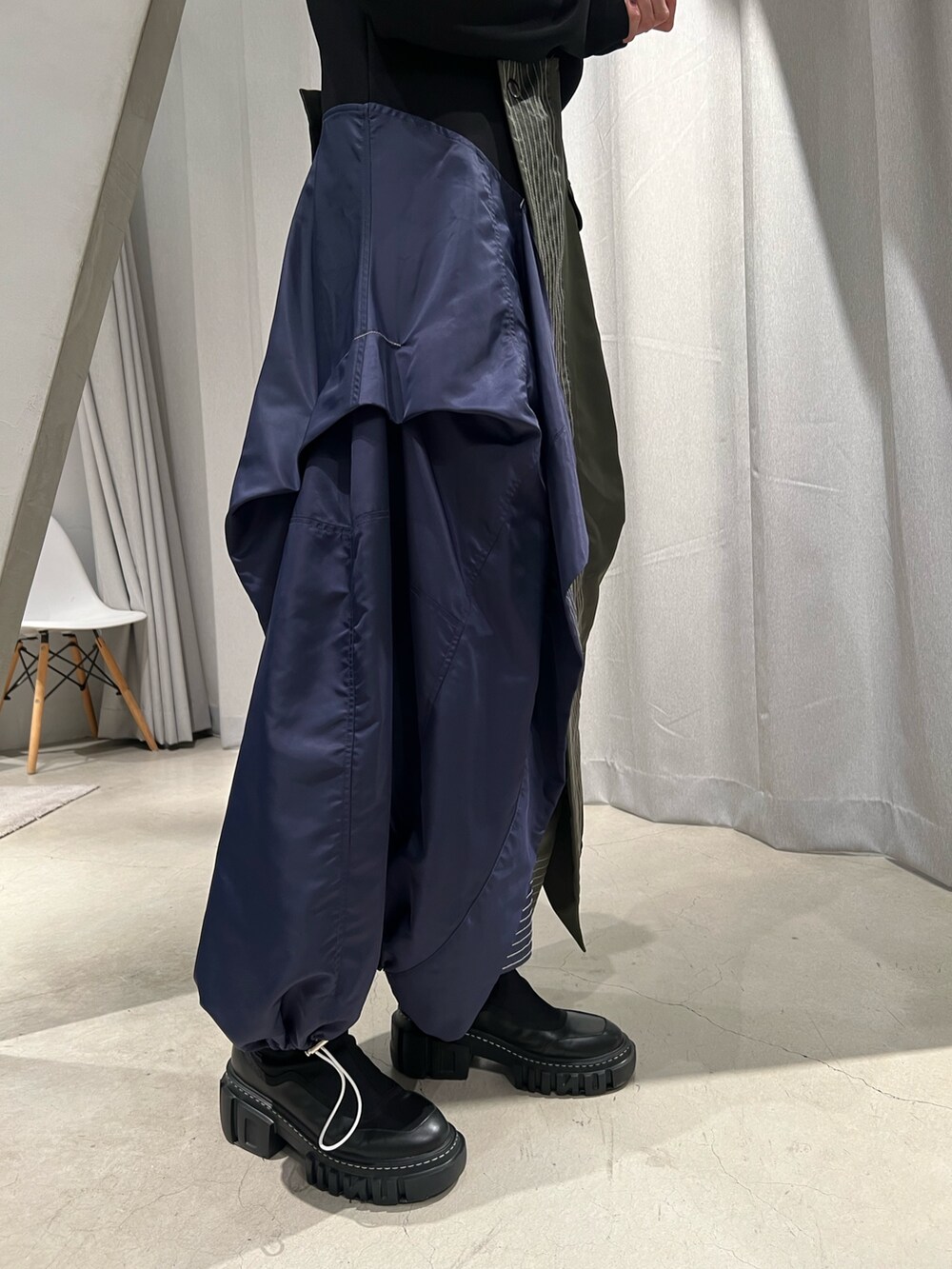 その他のワンピース、ブラック系のブーツを着用したレディースの冬コーディネートの8枚目の写真