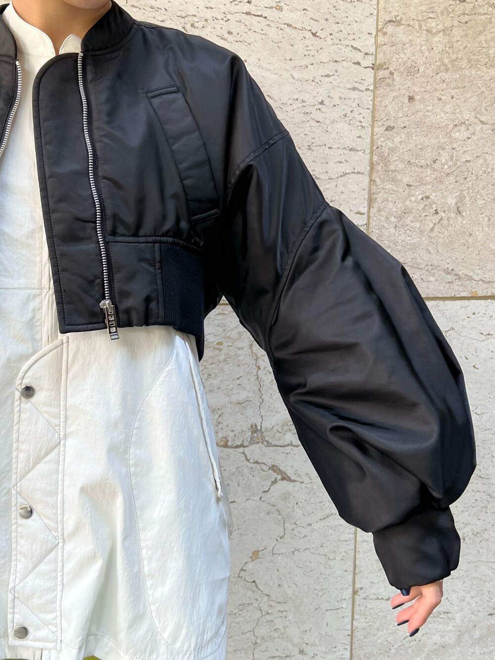 グリーン系のその他パンツ、ホワイト系のMA-1、ブラック系のMA-1を着用したレディースの秋コーディネートの4枚目の写真