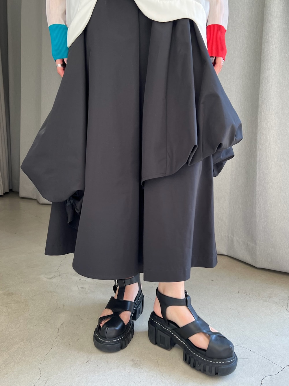 ホワイト系のタンクトップ、グレー系のカーディガン/ボレロ、ブラック系のその他パンツを着用したレディースの春コーディネートの6枚目の写真