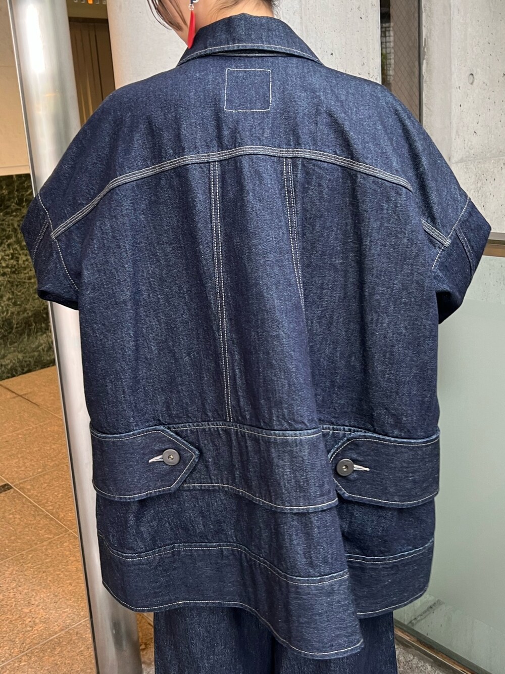 ブルー系のデニムパンツ、ブルー系のデニムジャケット、ブラック系のブーツを着用したレディースの冬コーディネートの5枚目の写真