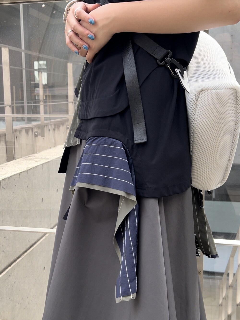 その他のTシャツ/カットソー、ブラック系のブーツ、ホワイト系のバックパック/リュックを着用したレディースの夏コーディネートの6枚目の写真