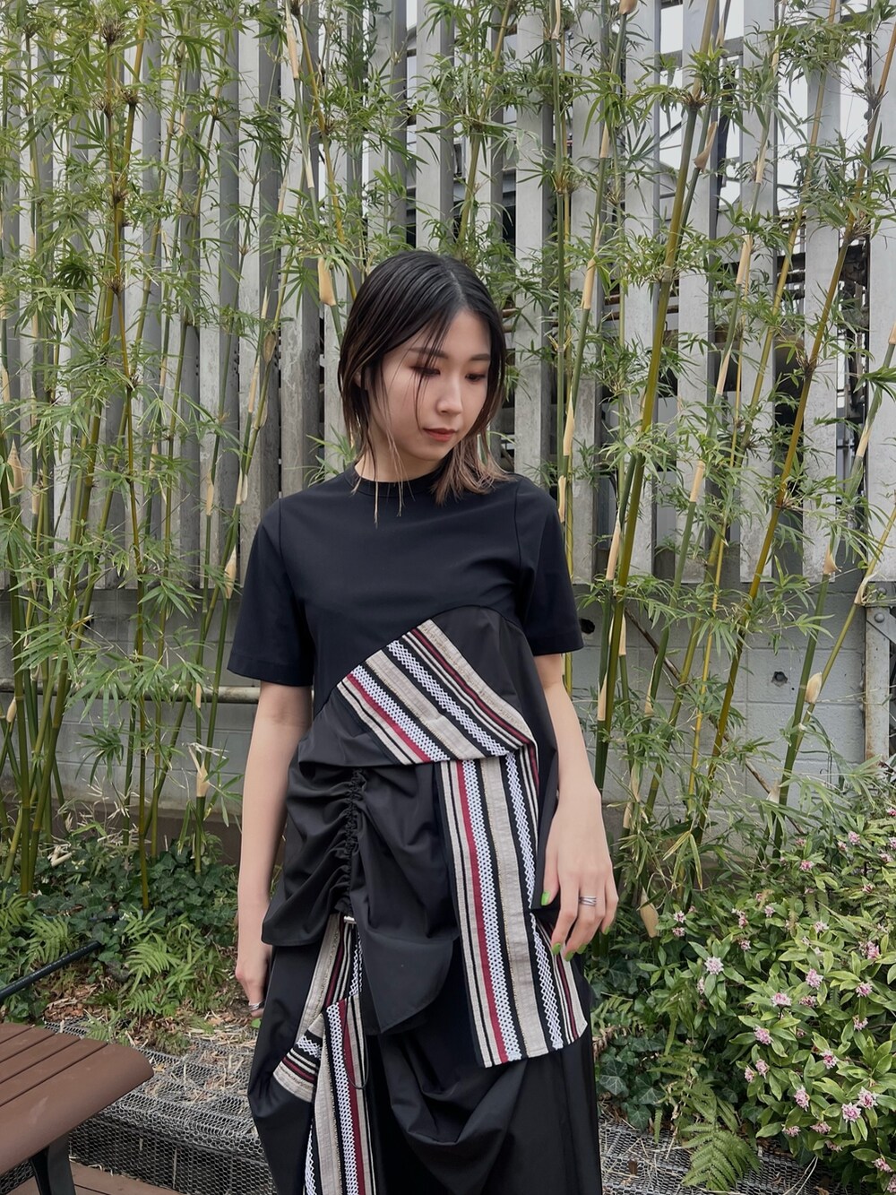 レッド系のTシャツ/カットソー、レッド系のスカート、その他のサンダルを着用したレディースの春コーディネートの3枚目の写真