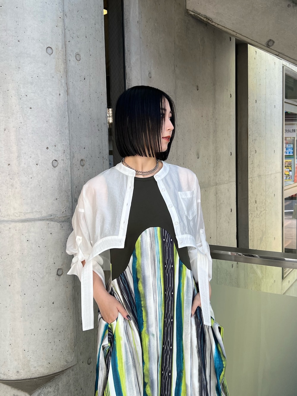 グリーン系のつなぎ/オールインワン、ホワイト系のシャツ/ブラウスを着用したレディースの春コーディネートの3枚目の写真