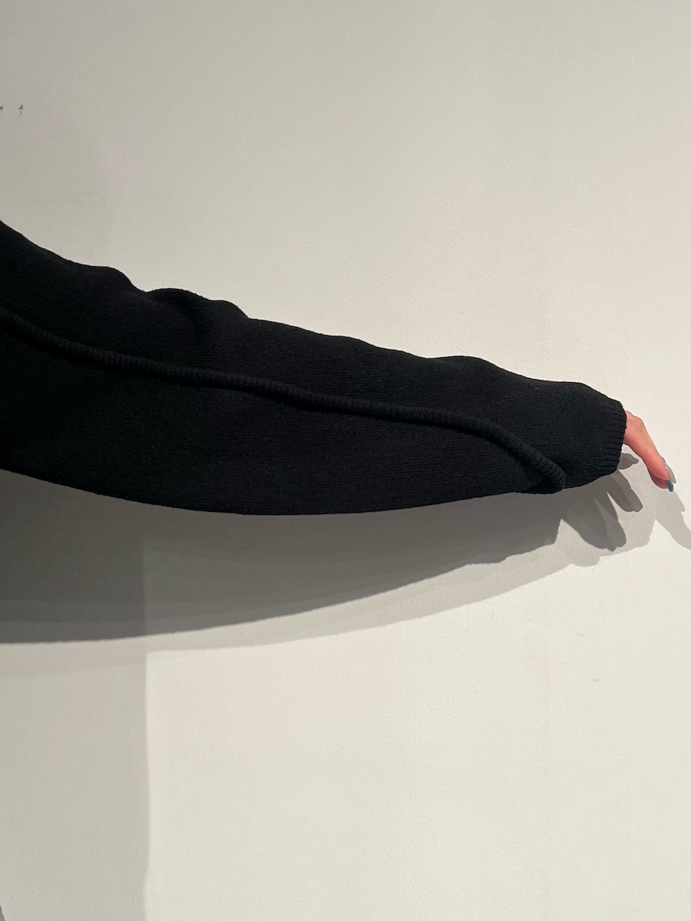 ブラック系のカーディガン/ボレロ、グレー系のシャツ/ブラウス、ブラック系のその他パンツを着用したレディースの冬コーディネートの6枚目の写真