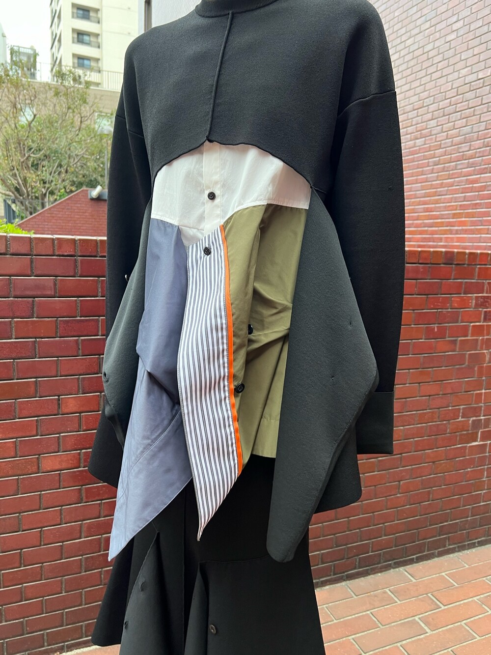 ブラック系のニット/セーター、その他のシャツ/ブラウス、ブラック系のスカートを着用したレディースの冬コーディネートの5枚目の写真