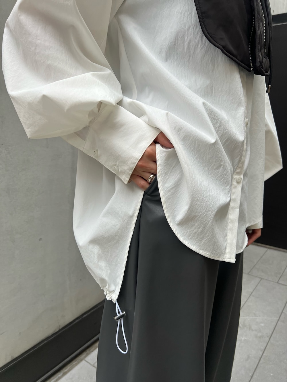 ホワイト系のシャツ/ブラウス、グレー系のその他パンツ、シルバー系のブーツを着用したレディースの夏コーディネートの8枚目の写真