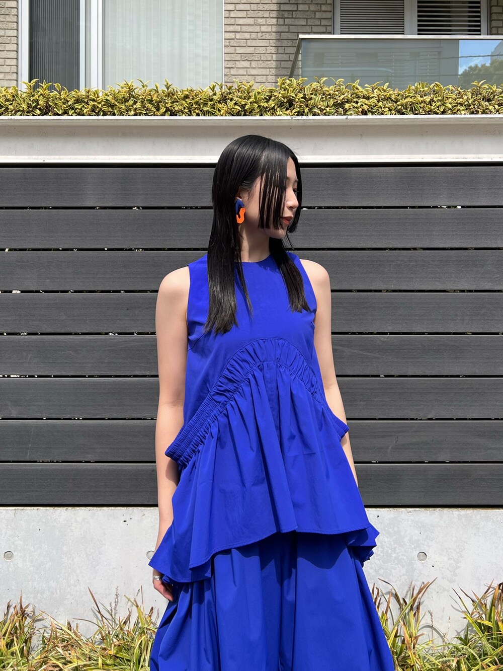 ブルー系のタンクトップ、ブルー系のその他パンツ、ブラック系のサンダルを着用したレディースの春コーディネートの3枚目の写真