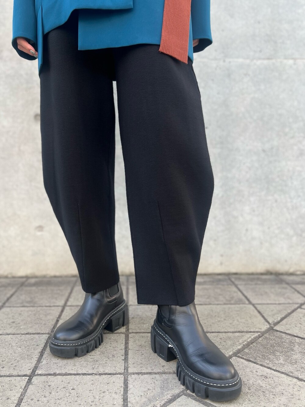 ブルー系のテーラードジャケット、ブラック系のその他パンツ、ブラック系のブーツを着用したレディースの秋コーディネートの7枚目の写真