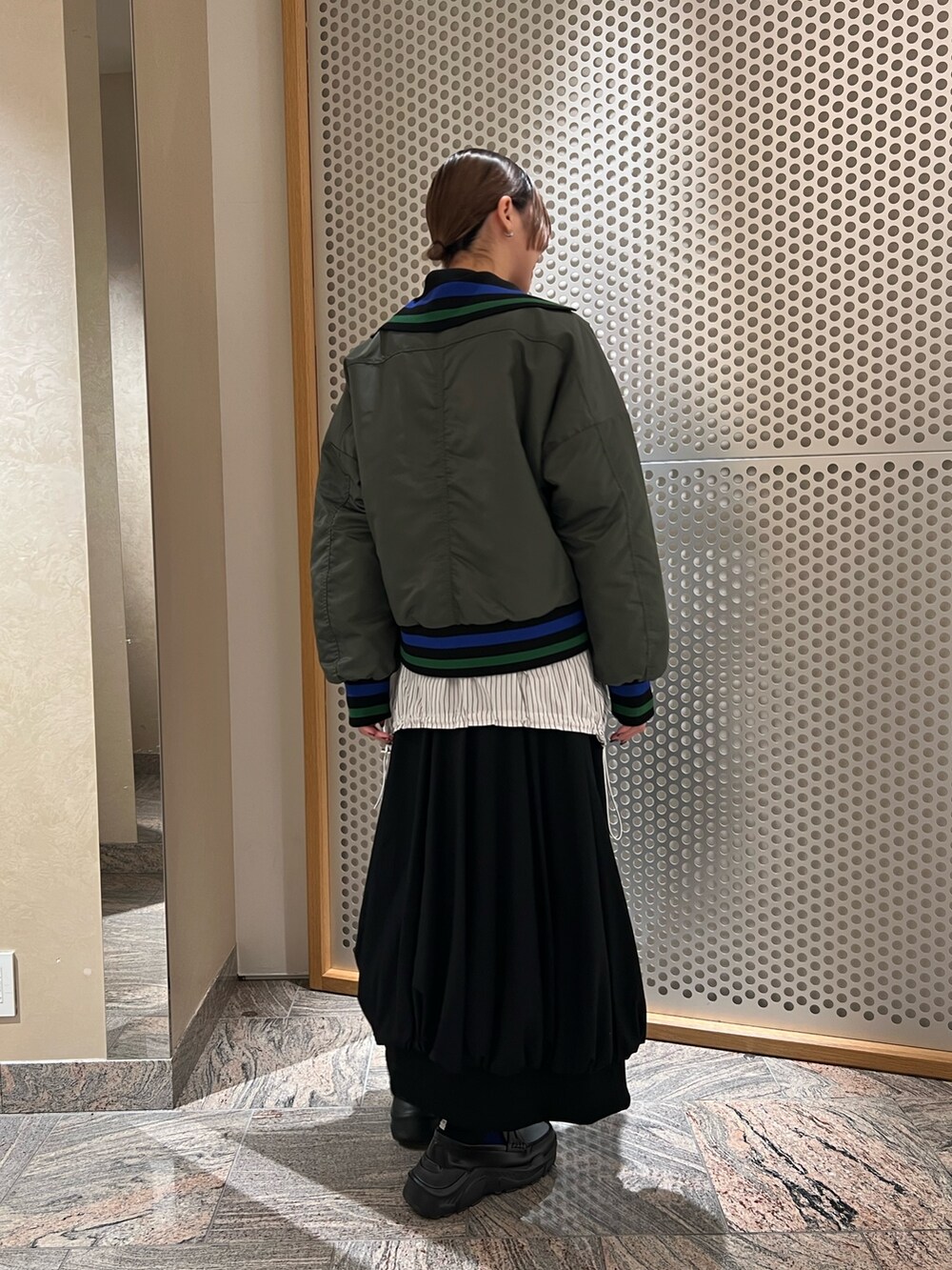 その他のMA-1、その他のシャツ/ブラウス、ブラック系のスカートを着用したレディースの秋コーディネートの2枚目の写真