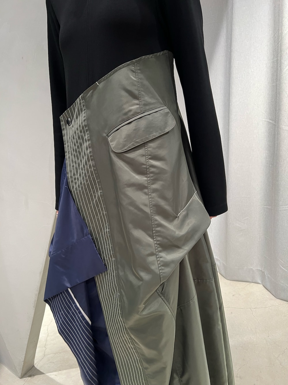 その他のワンピース、ブラック系のブーツを着用したレディースの冬コーディネートの5枚目の写真