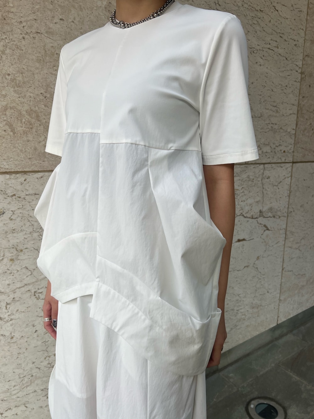 ホワイト系のTシャツ/カットソー、ホワイト系のその他パンツ、シルバー系のネックレスを着用したレディースの冬コーディネートの4枚目の写真