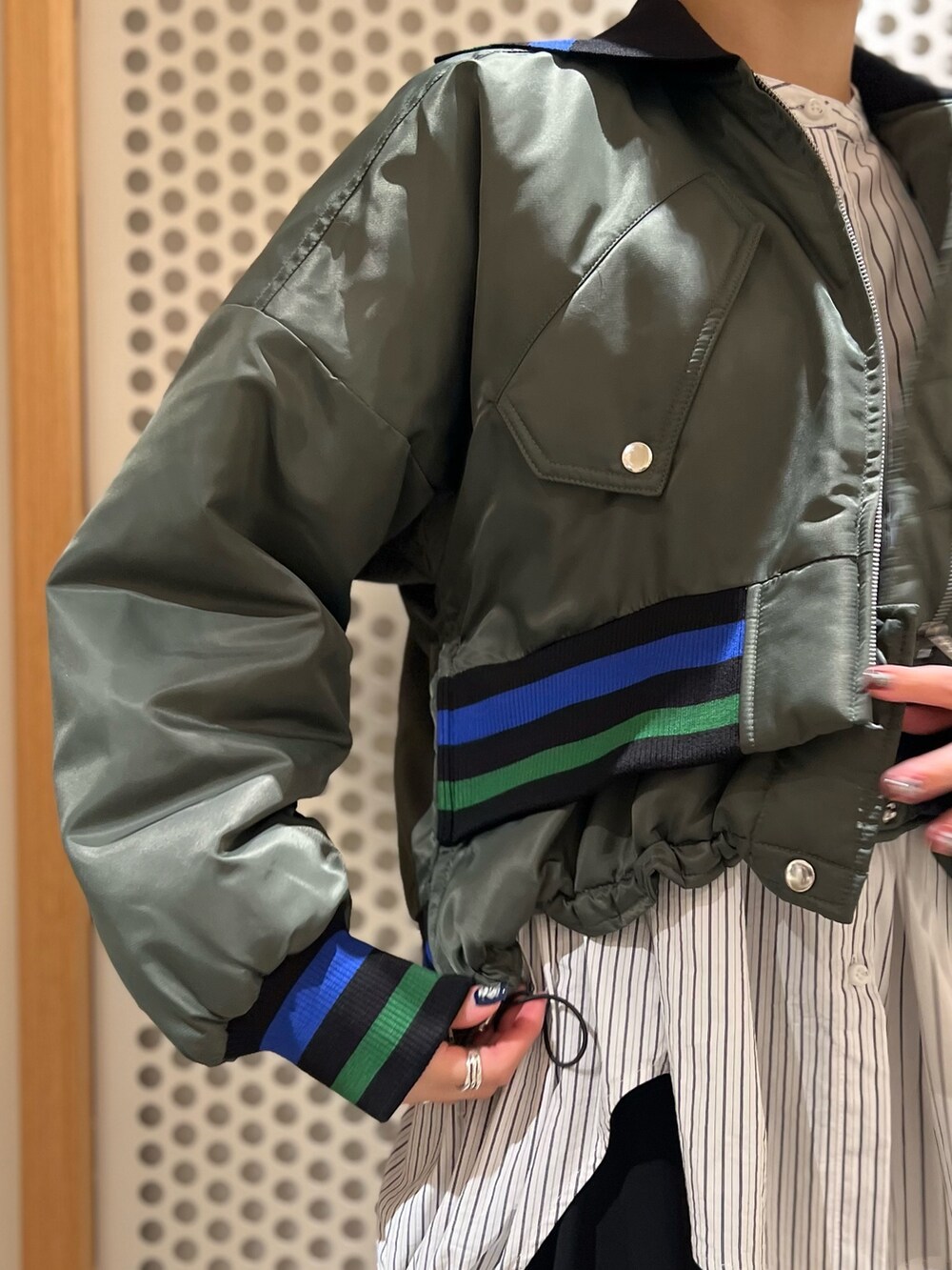 その他のMA-1、その他のシャツ/ブラウス、ブラック系のスカートを着用したレディースの秋コーディネートの5枚目の写真