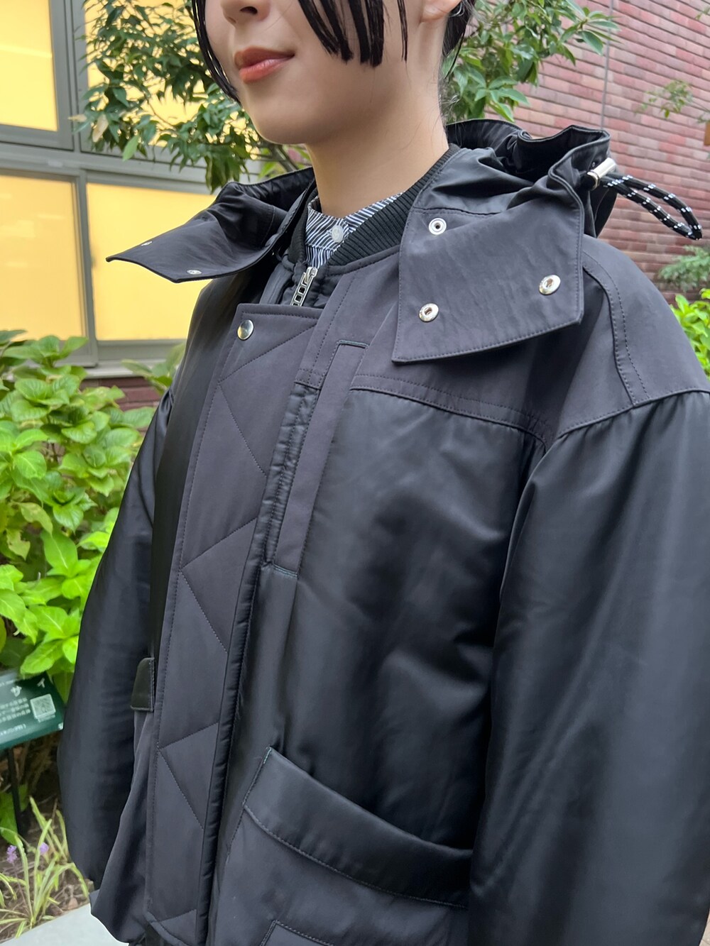 ブラック系のブルゾン、ブラック系のブーツを着用したレディースの秋コーディネートの5枚目の写真