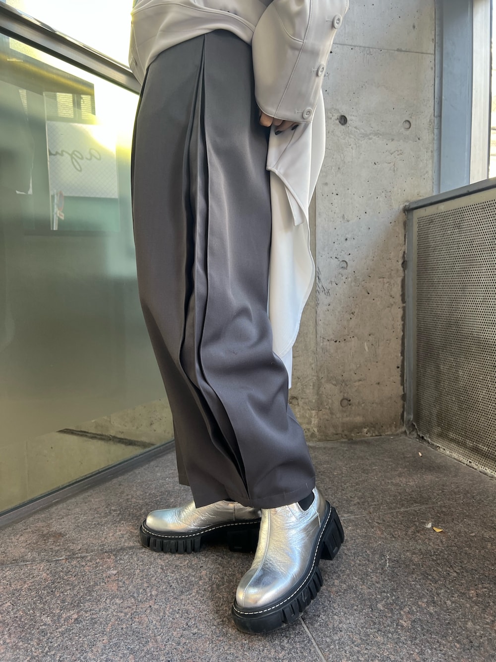 ホワイト系のシャツ/ブラウス、グレー系のその他パンツ、シルバー系のブーツを着用したレディースの冬コーディネートの7枚目の写真