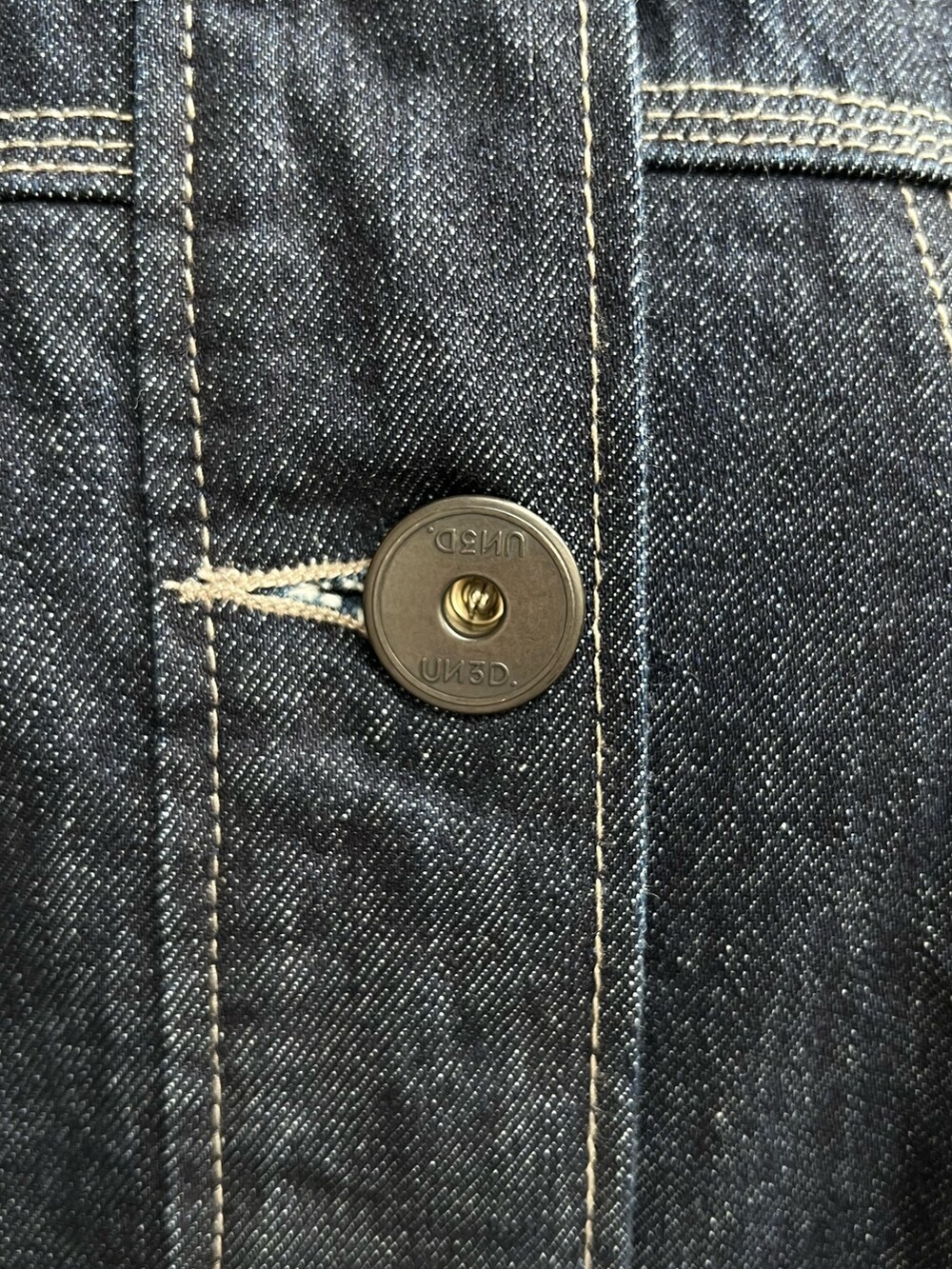 ブルー系のデニムパンツ、ブルー系のデニムジャケット、ブラック系のブーツを着用したレディースの冬コーディネートの9枚目の写真