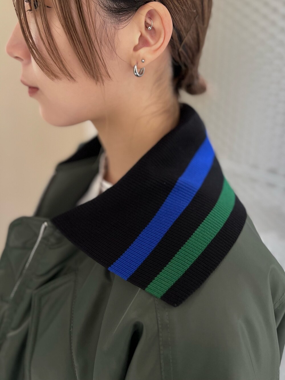 その他のMA-1、その他のシャツ/ブラウス、ブラック系のスカートを着用したレディースの秋コーディネートの8枚目の写真