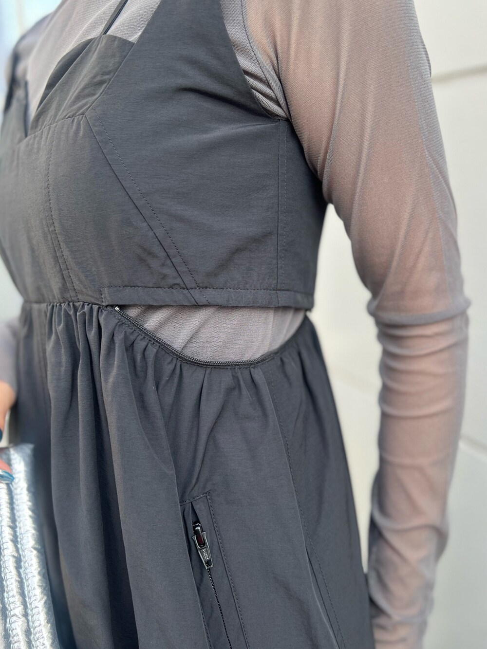 ブラック系のワンピース、グレー系のTシャツ/カットソー、シルバー系のハンドバッグを着用したレディースの夏コーディネートの4枚目の写真