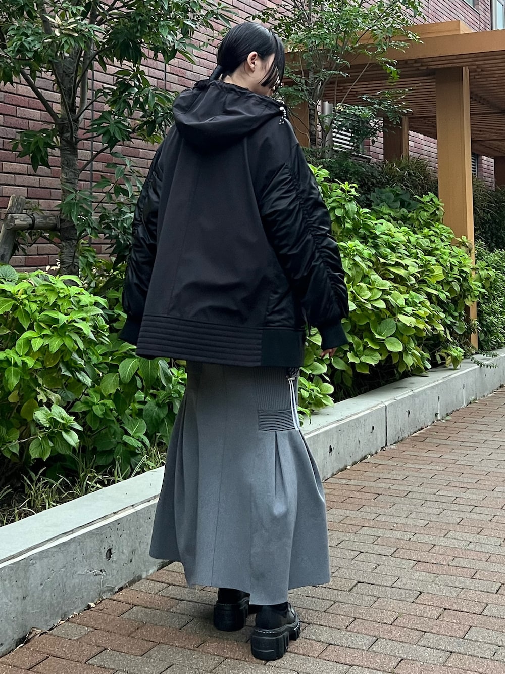 ブラック系のブルゾン、ブラック系のブーツを着用したレディースの秋コーディネートの2枚目の写真