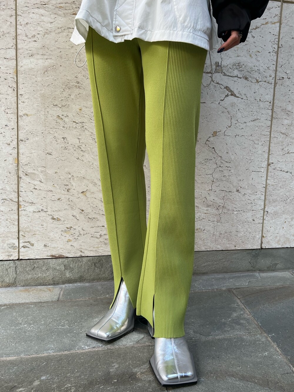 グリーン系のその他パンツ、ホワイト系のMA-1、ブラック系のMA-1を着用したレディースの秋コーディネートの7枚目の写真