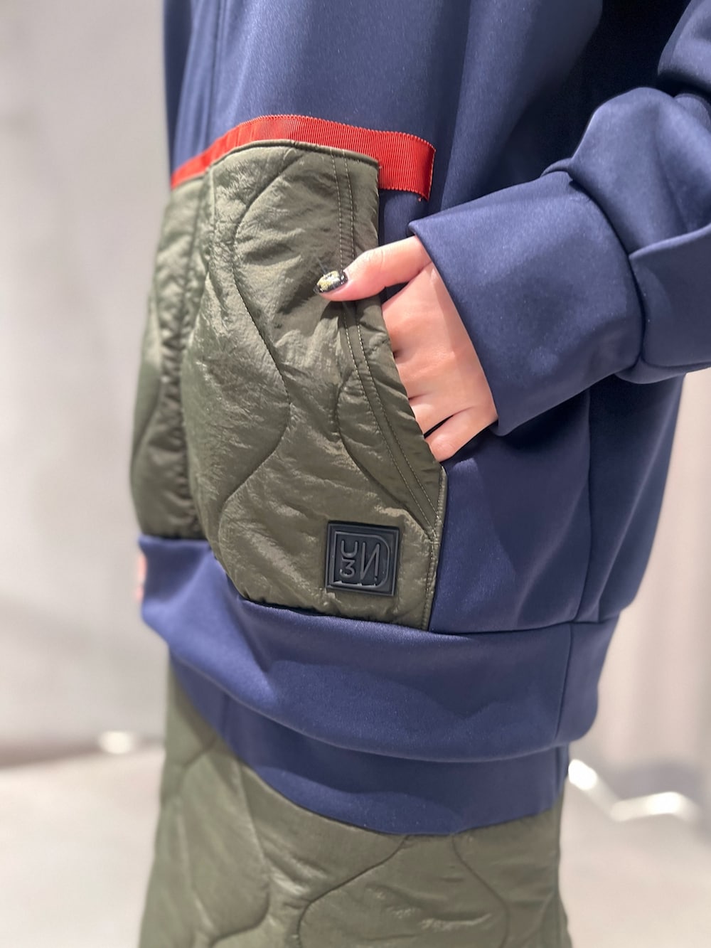 その他のスウェット、その他のスカートを着用したレディースの冬コーディネートの5枚目の写真