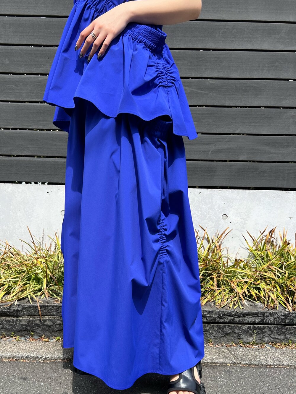 ブルー系のタンクトップ、ブルー系のその他パンツ、ブラック系のサンダルを着用したレディースの春コーディネートの6枚目の写真