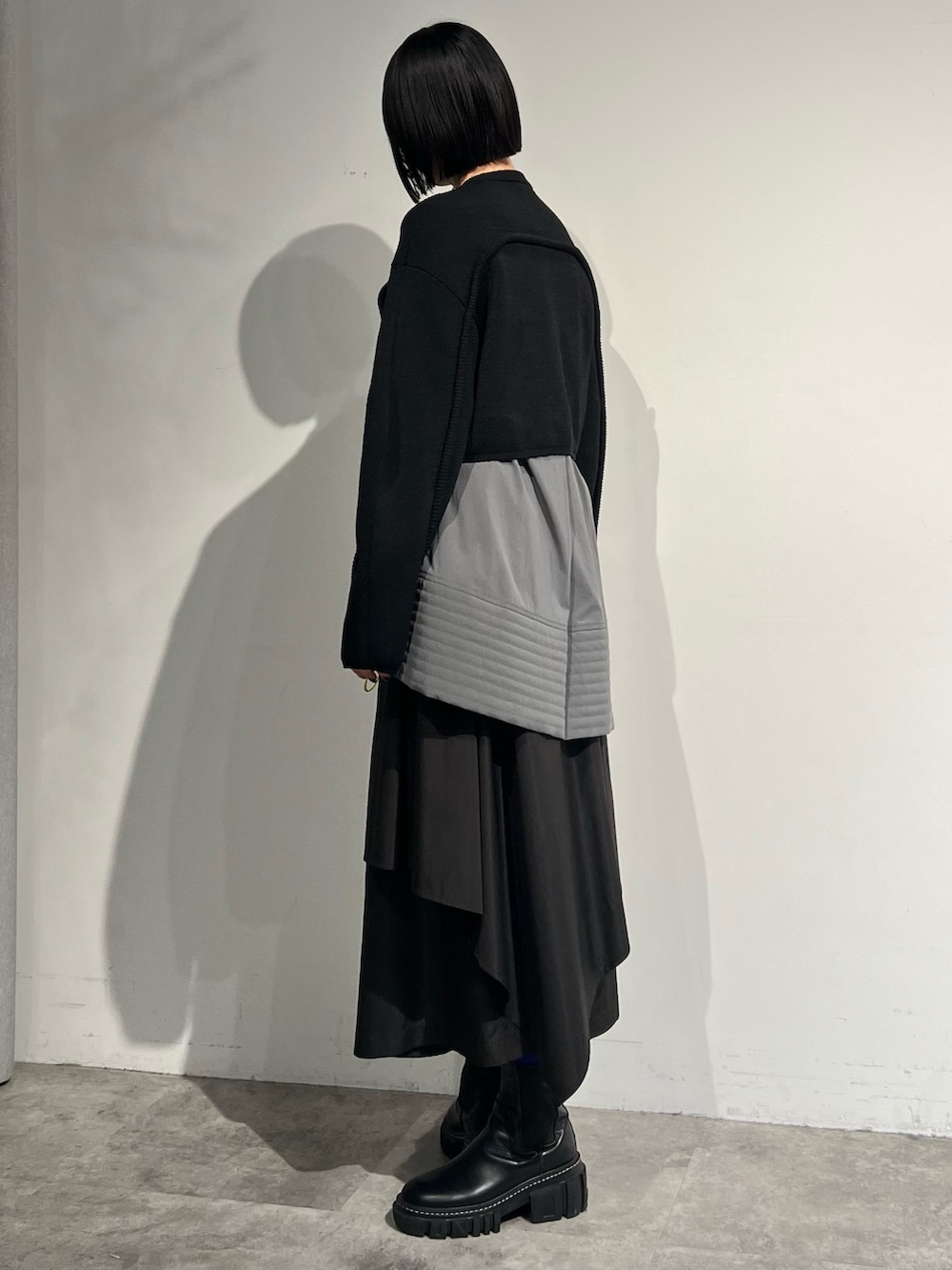 ブラック系のカーディガン/ボレロ、グレー系のシャツ/ブラウス、ブラック系のその他パンツを着用したレディースの冬コーディネートの3枚目の写真