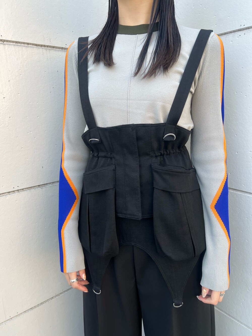 ベージュ系のニット/セーター、ブラック系のその他パンツ、シルバー系のブーツを着用したレディースの冬コーディネートの4枚目の写真