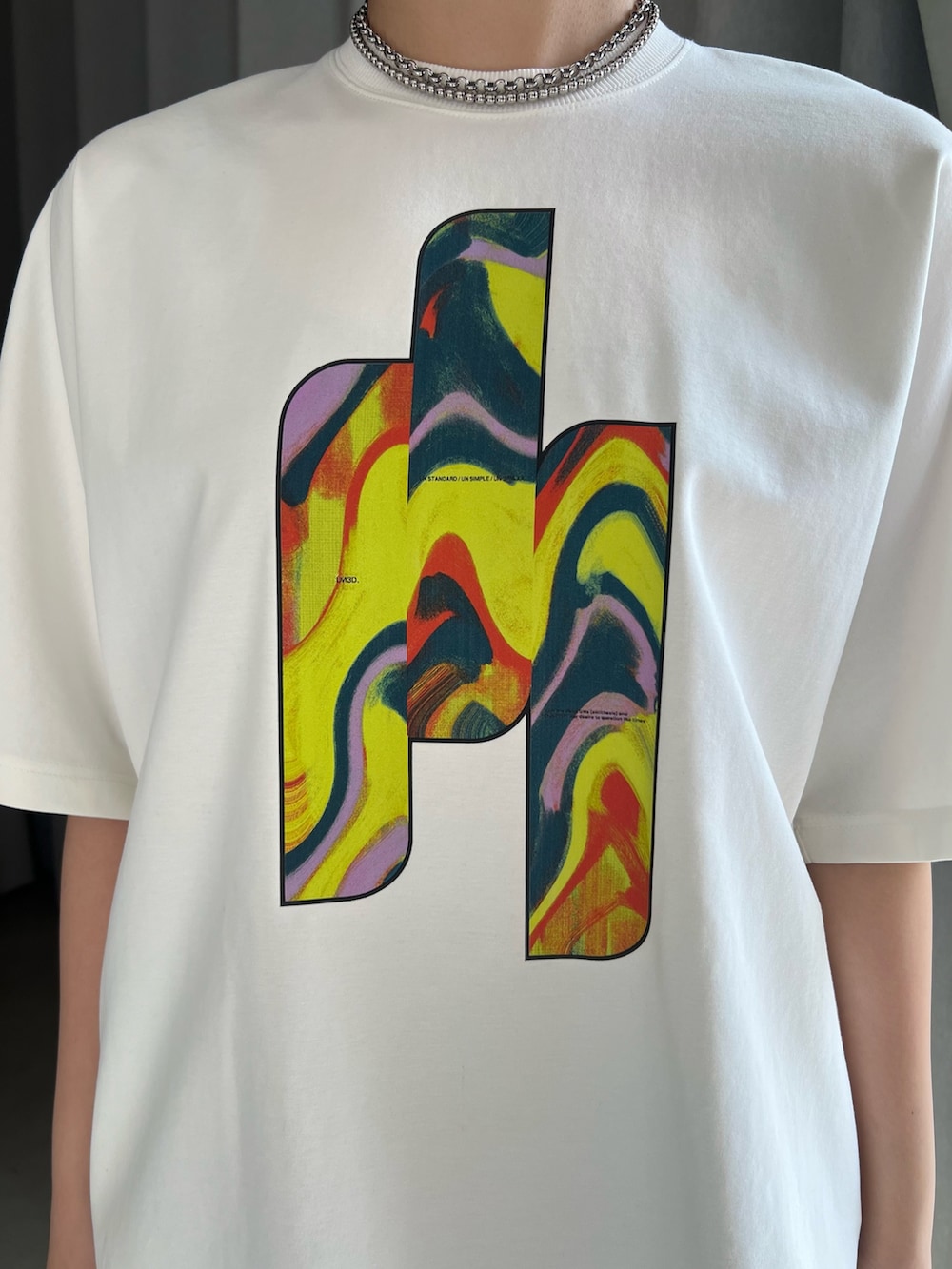 ホワイト系のTシャツ/カットソー、ブラック系のその他パンツ、ブラック系のブーツを着用したレディースの春コーディネートの4枚目の写真