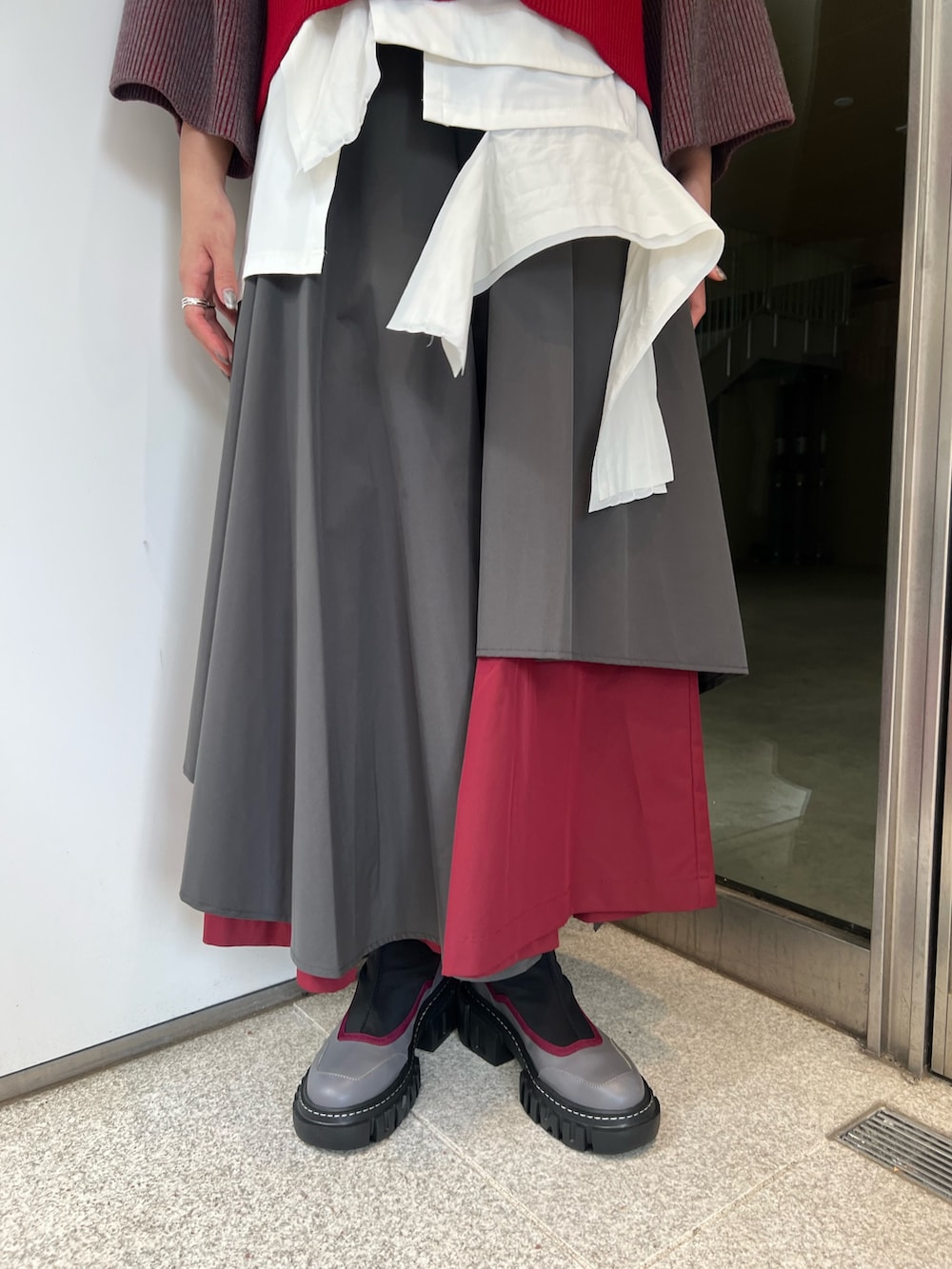 ホワイト系のTシャツ/カットソー、グレー系のニット/セーター、レッド系のその他パンツを着用したレディースの夏コーディネートの7枚目の写真