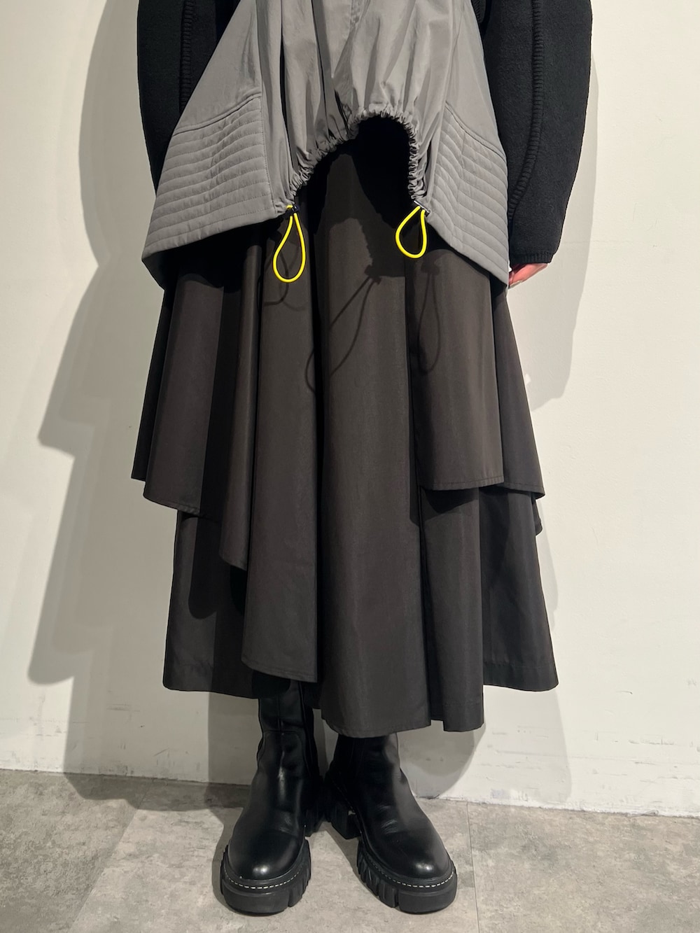 ブラック系のカーディガン/ボレロ、グレー系のシャツ/ブラウス、ブラック系のその他パンツを着用したレディースの冬コーディネートの8枚目の写真