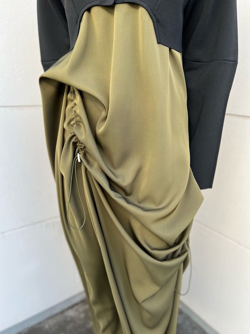 ブラック系のカーディガン/ボレロ、ベージュ系のワンピース、シルバー系のショルダーバッグを着用したレディースの春コーディネートの6枚目の写真