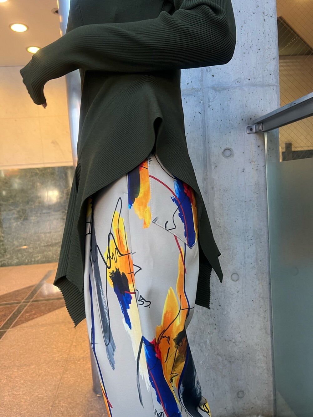 グリーン系のニット/セーター、ベージュ系のその他パンツ、ベージュ系のブーツを着用したレディースの冬コーディネートの7枚目の写真