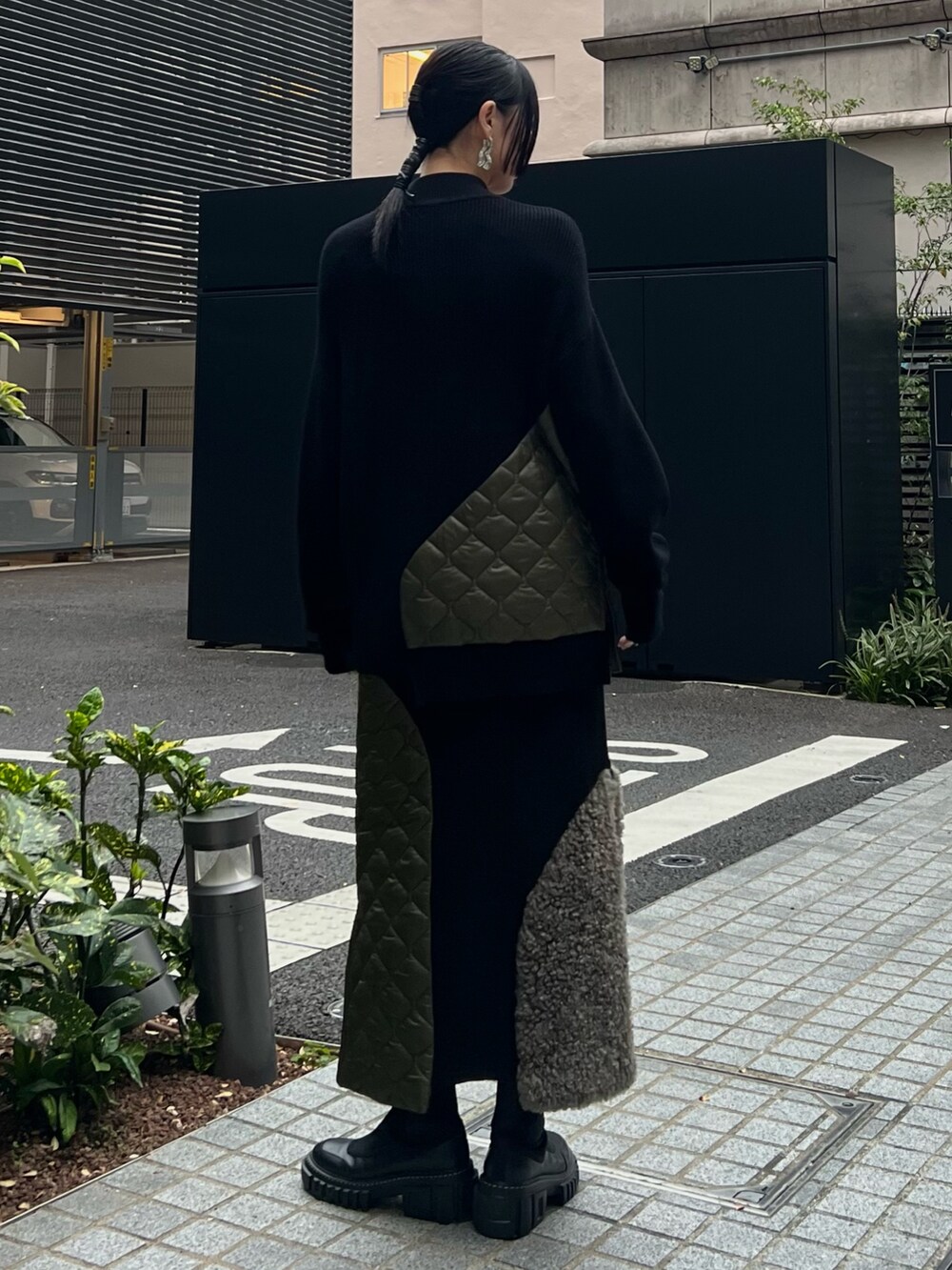 ブラック系のニット/セーター、ブラック系のスカート、ブラック系のブーツを着用したレディースの秋コーディネートの3枚目の写真