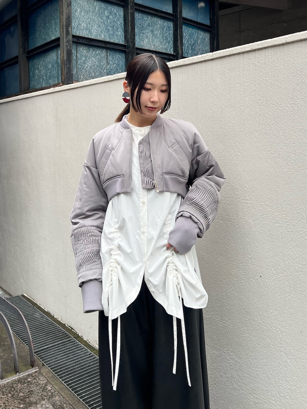 グレー系のブルゾン、ホワイト系のシャツ/ブラウス、ブラック系のその他パンツを着用したレディースの夏コーディネートの4枚目の写真