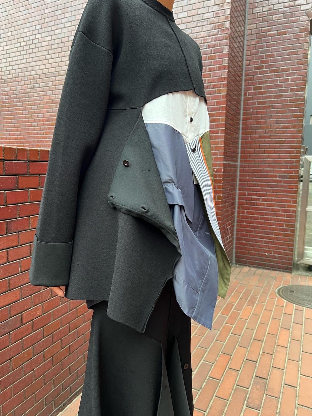 ブラック系のニット/セーター、その他のシャツ/ブラウス、ブラック系のスカートを着用したレディースの冬コーディネートの6枚目の写真