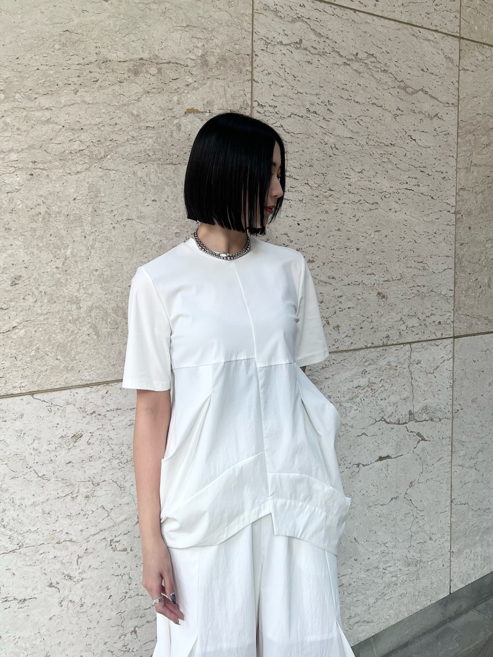 ホワイト系のTシャツ/カットソー、ホワイト系のその他パンツ、シルバー系のネックレスを着用したレディースの冬コーディネートの3枚目の写真