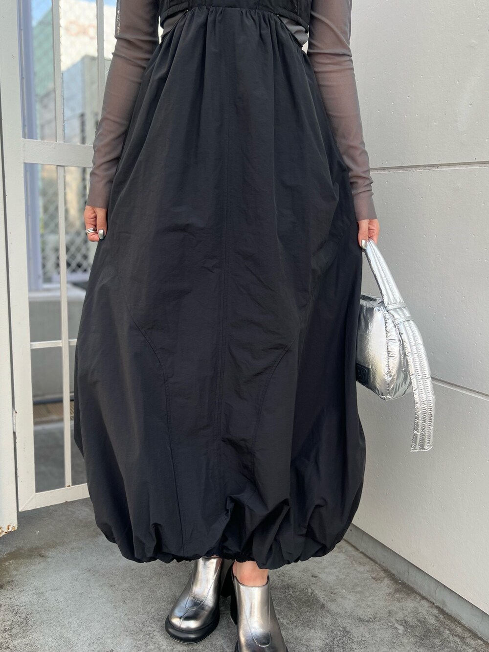 ブラック系のワンピース、グレー系のTシャツ/カットソー、シルバー系のハンドバッグを着用したレディースの夏コーディネートの6枚目の写真