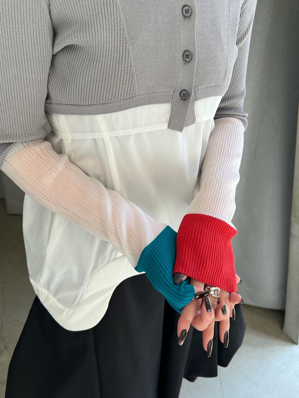 ホワイト系のタンクトップ、グレー系のカーディガン/ボレロ、ブラック系のその他パンツを着用したレディースの春コーディネートの4枚目の写真