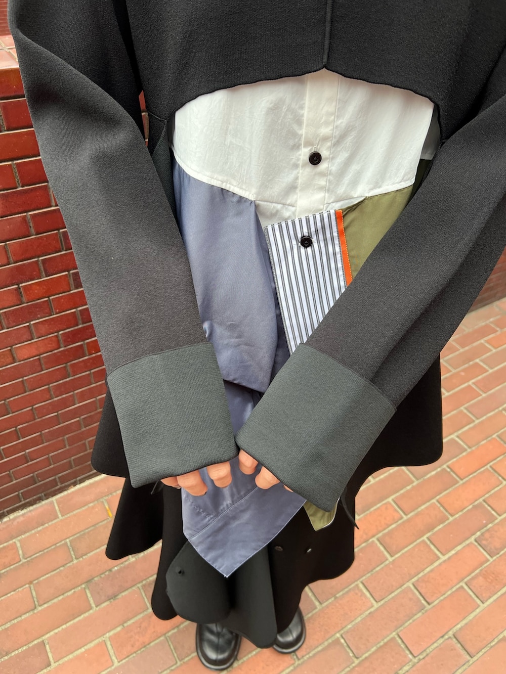 ブラック系のニット/セーター、その他のシャツ/ブラウス、ブラック系のスカートを着用したレディースの冬コーディネートの7枚目の写真