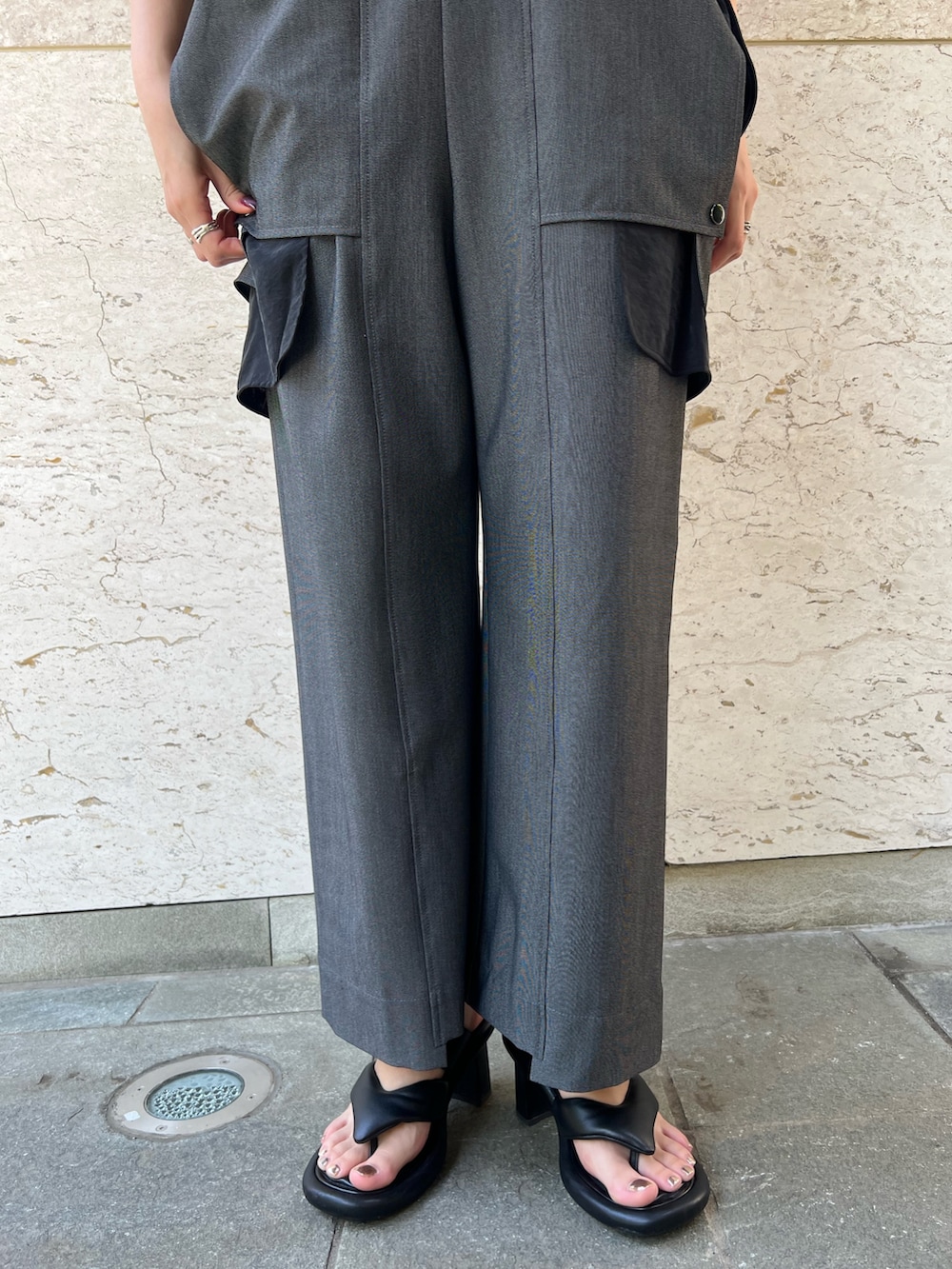 グレー系のつなぎ/オールインワン、グレー系のタンクトップ、ブラック系のサンダルを着用したレディースの夏コーディネートの8枚目の写真