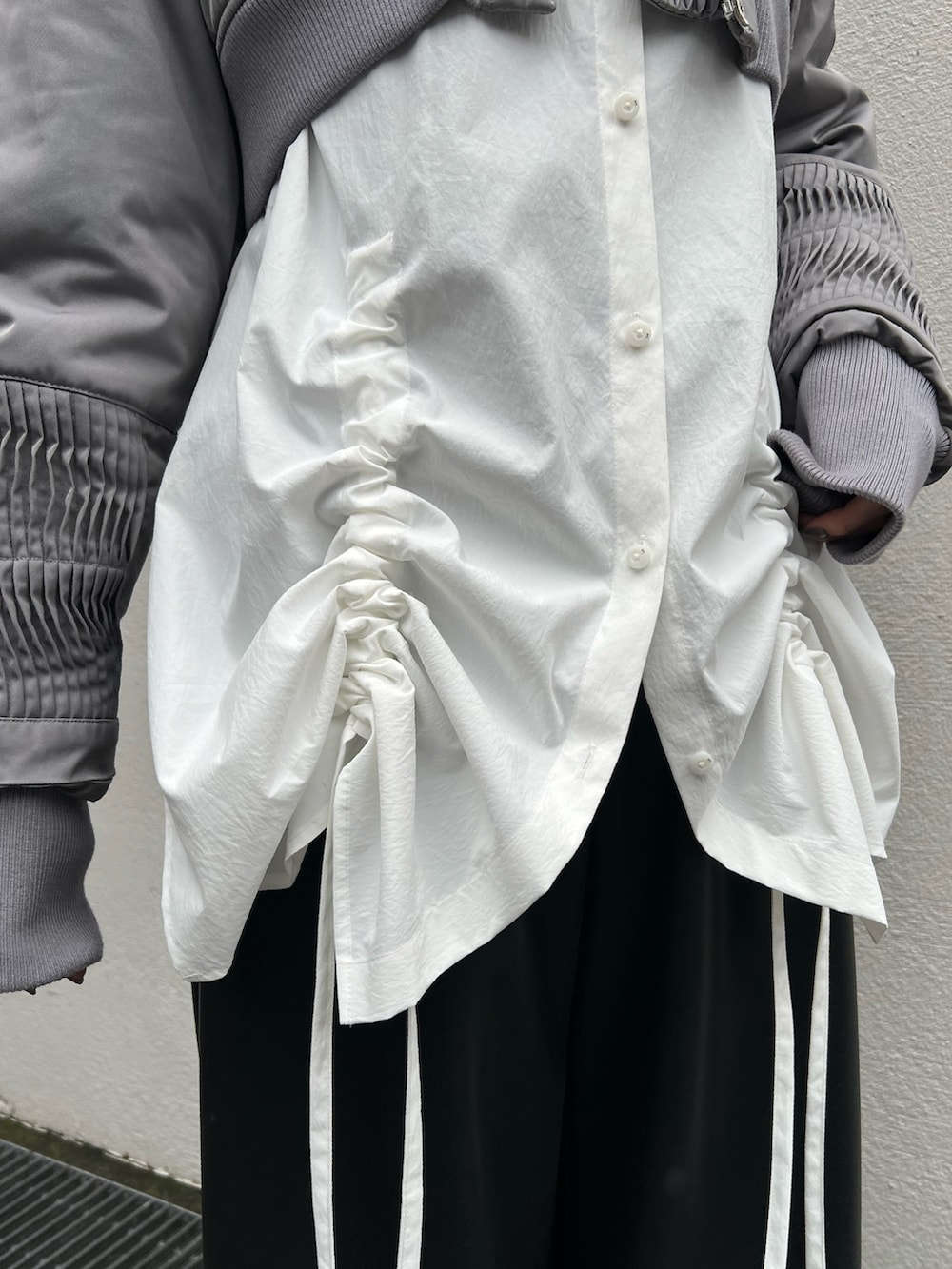 グレー系のブルゾン、ホワイト系のシャツ/ブラウス、ブラック系のその他パンツを着用したレディースの夏コーディネートの7枚目の写真