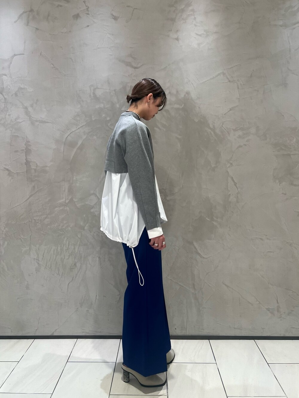 ホワイト系のシャツ/ブラウス、ブルー系のその他パンツ、ベージュ系のパンプスを着用したレディースの秋コーディネートの2枚目の写真