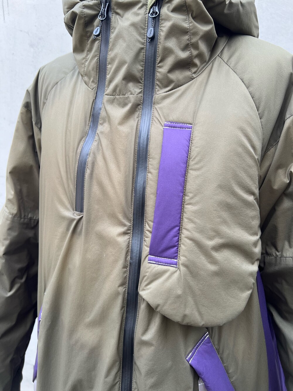 その他のダウンジャケット/コート、ブラック系のワンピース、ブラック系のブーツを着用したレディースの秋コーディネートの6枚目の写真