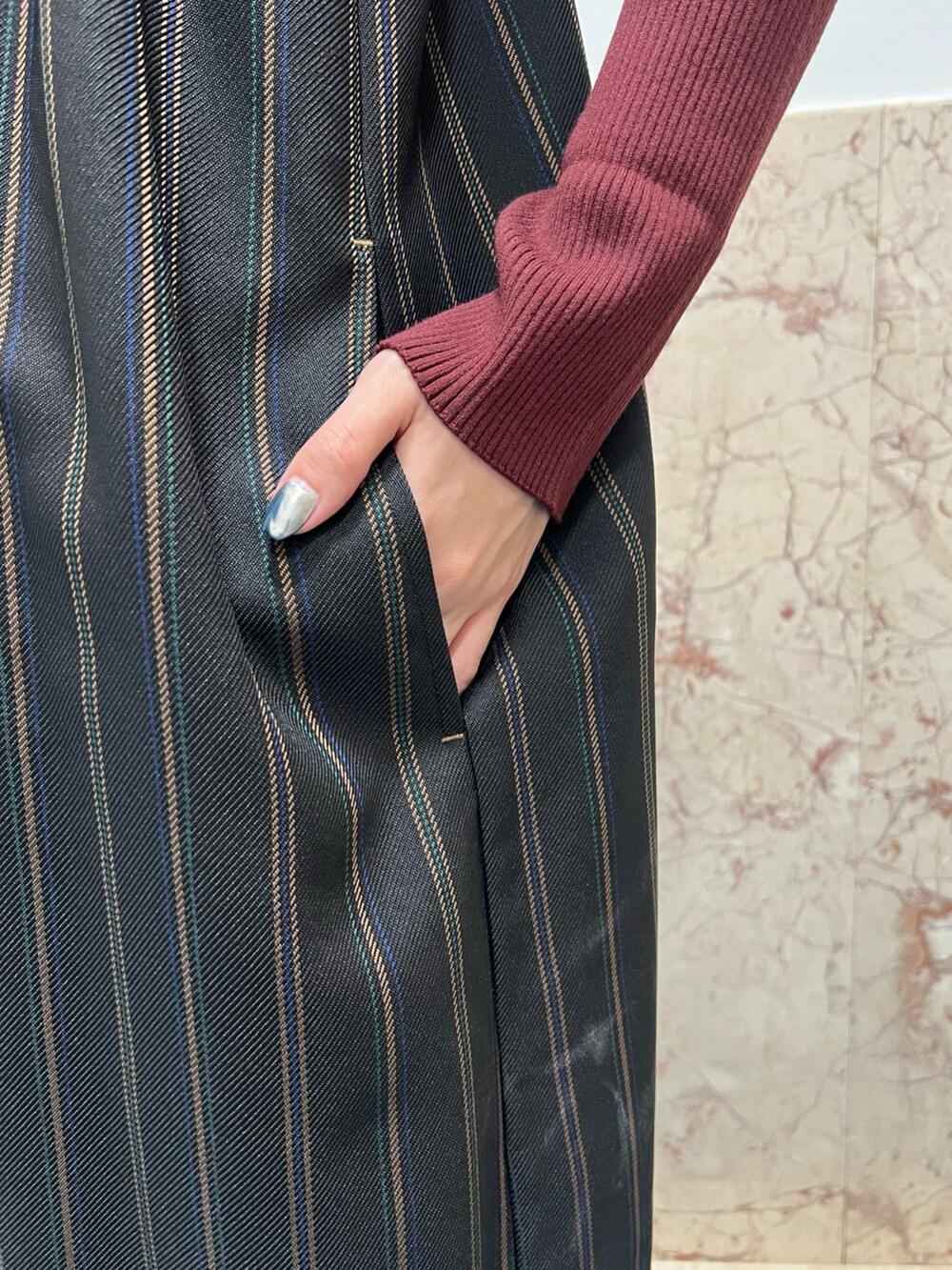 ブラック系のつなぎ/オールインワン、ブラウン系のニット/セーター、シルバー系のブーツを着用したレディースの夏コーディネートの5枚目の写真