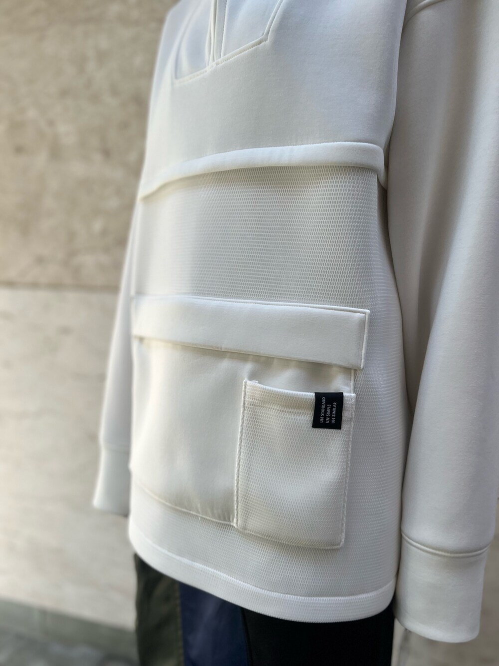 ブラック系のスカート、ホワイト系のスウェット、ブラック系のブーツを着用したレディースの秋コーディネートの5枚目の写真